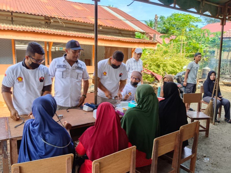 Peduli Banjir Tamiang, Mualem-Dek Fadh Salurkan Bantuan Dan Berikan Pengobatan Gratis