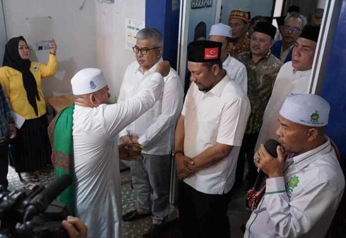 Tu Bulqaini bersama Abi Lamno pada peremian Kantor Pemenangan Bustami Hamzah - Syekh Fadhil di Banda Aceh. Foto: Razi